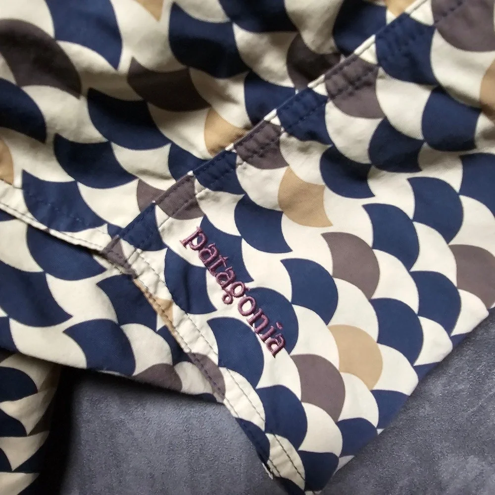 Patagonia Mens 38 Scallop Print Board Shorts Navy Tan Geometric Wavefarer Trunks